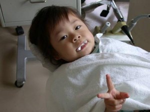 歯科医院で治療を受ける幼児