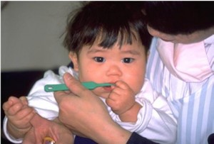 歯を磨かれる幼児