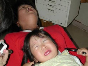 歯科医院の椅子に横になる幼児