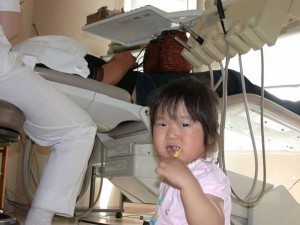 歯科医院で歯磨きする幼児